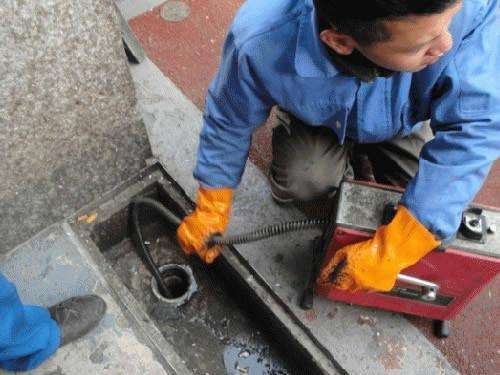 万江街道疏通下水道