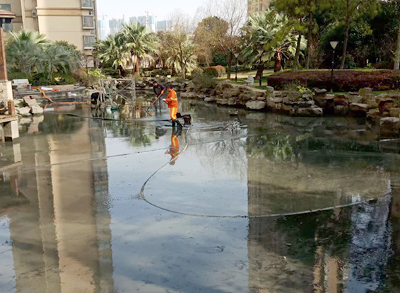 万江街道景观池淤泥清理