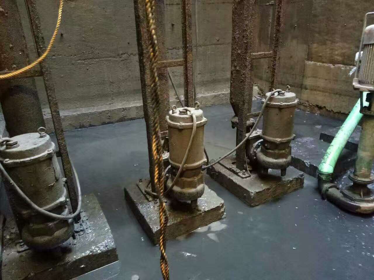 万江街道污水池清理