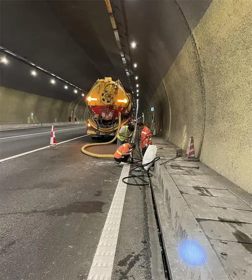 万江街道隧道排水渠清淤